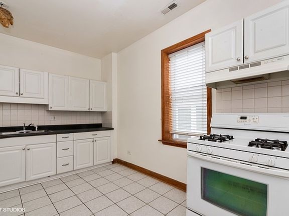 5th image of 819 S Carpenter St APT 3F