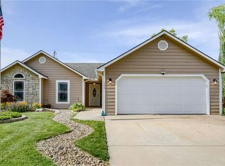 506 12th Ter, Tonganoxie, KS 66086