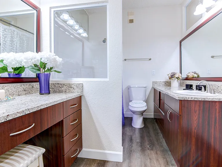 Waterford Point Apartments — Photo 37