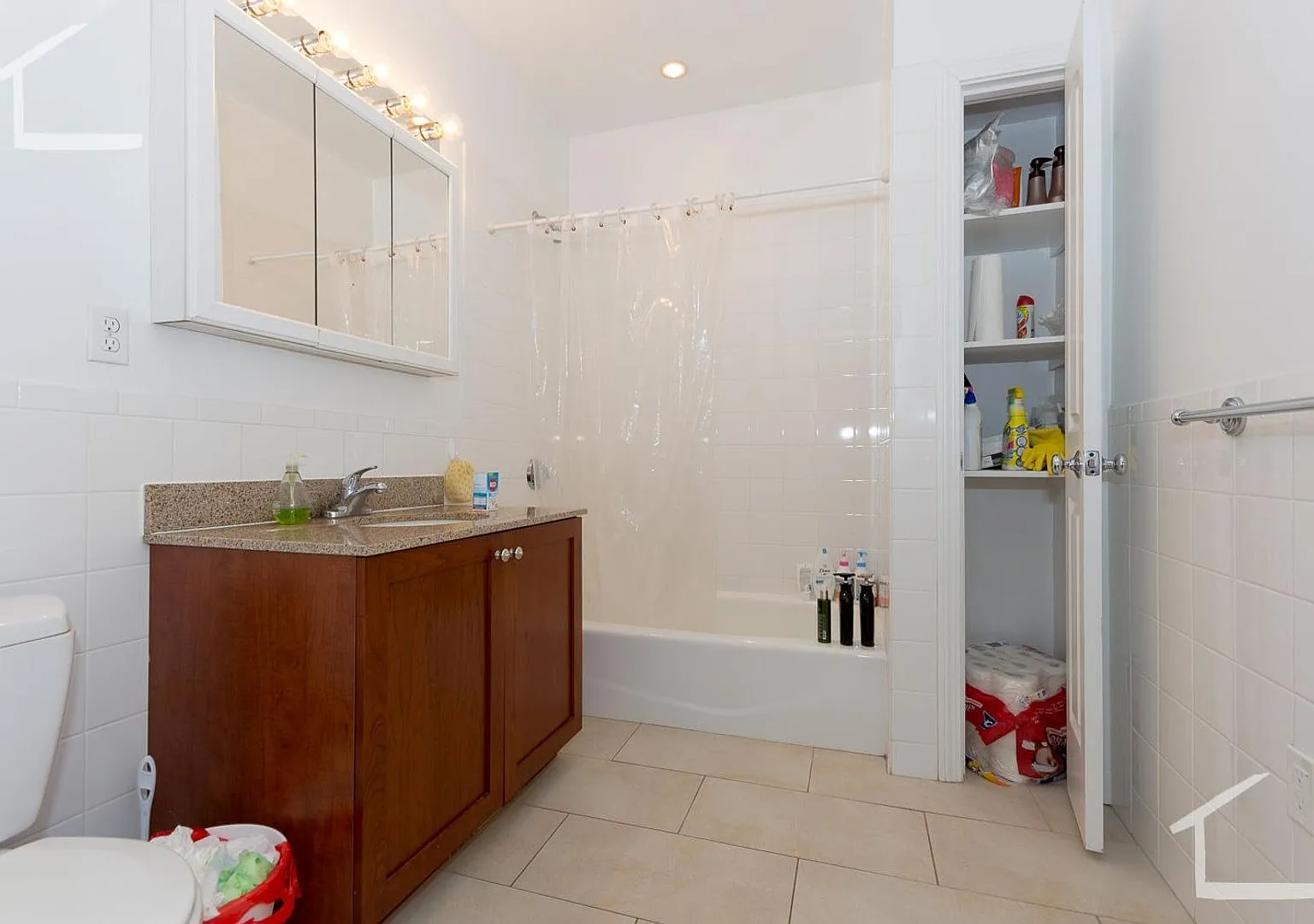 Nicely renovated, huge, top floor 4 bed near the Green Line! — Photo 4