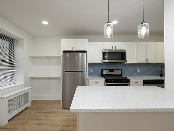 Breakfast Bar (1BR, 1BA)