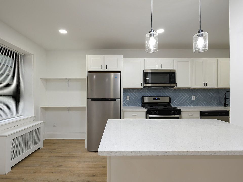 Breakfast Bar (1BR, 1BA)