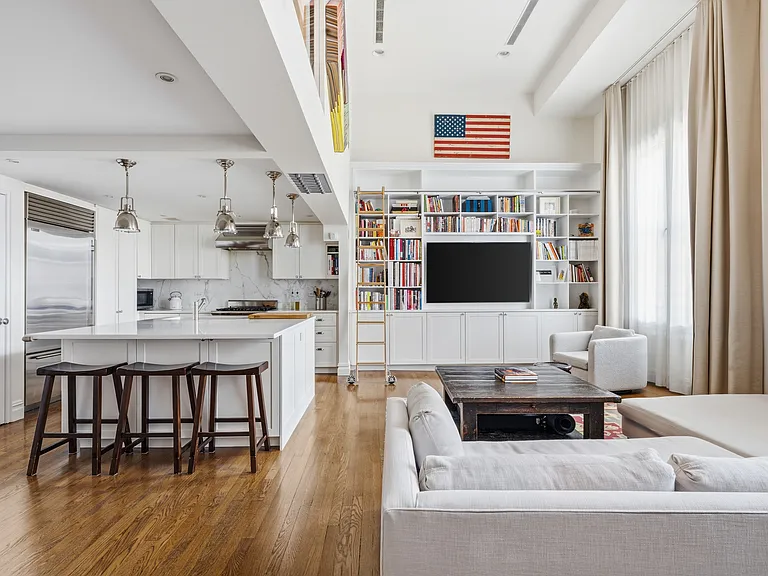 240 Centre St #4R — Photo 1