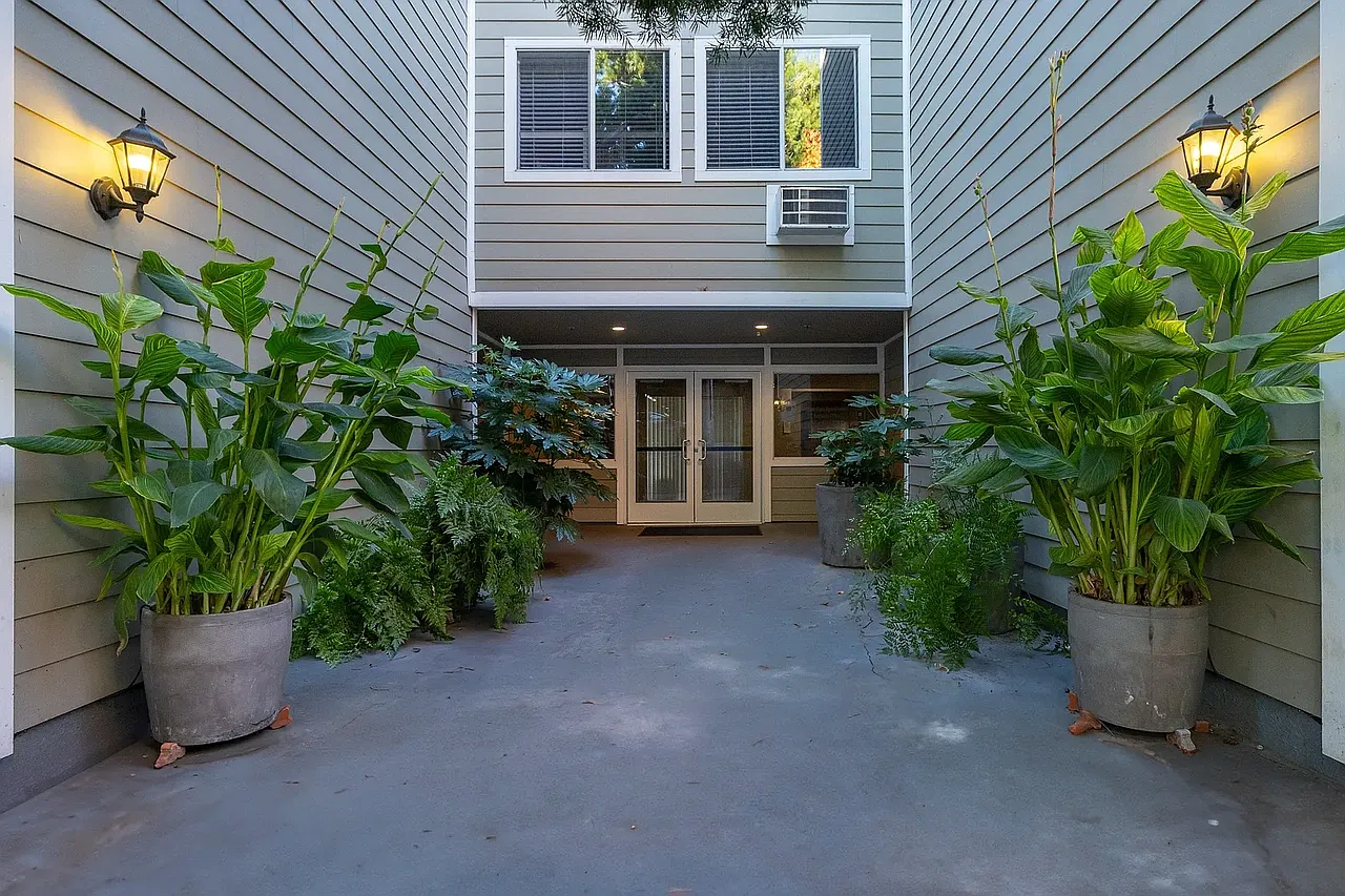 Deer Park Apartments - 95-99 Professional Center Pkwy — Photo 3