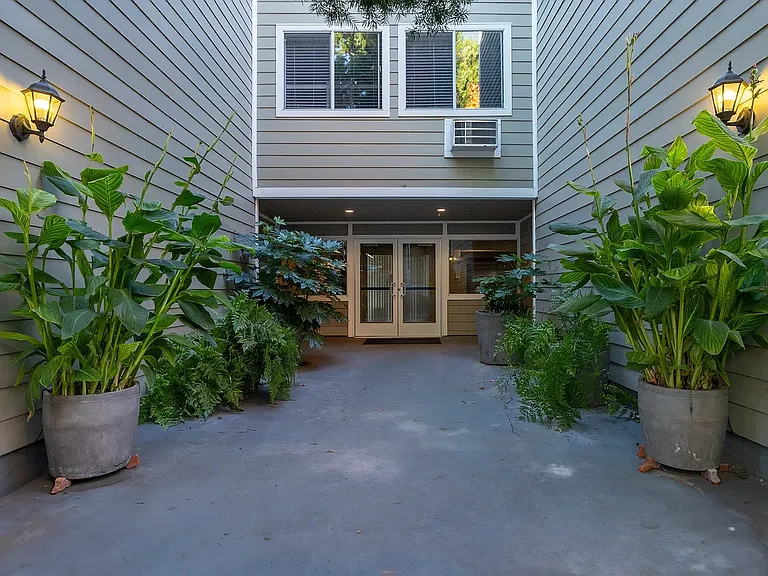 Deer Park Apartments - 95-99 Professional Center Pkwy — Photo 3