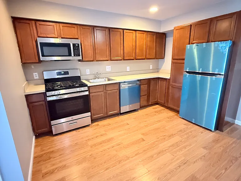 5038 Spruce St #4 — Photo 3