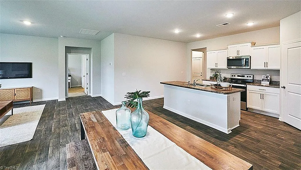 4 bed, 1764 sqft, $2,200 — Photo 4