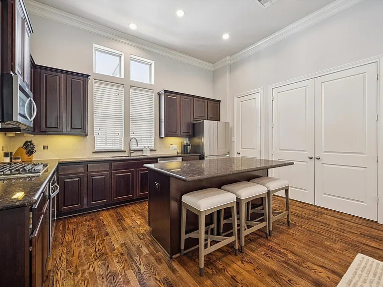 2048 Fannin Sta S — Photo 17