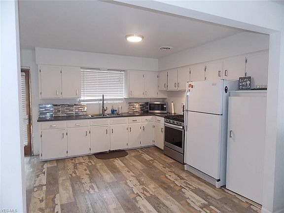 3rd image of 374 N Avon Ave