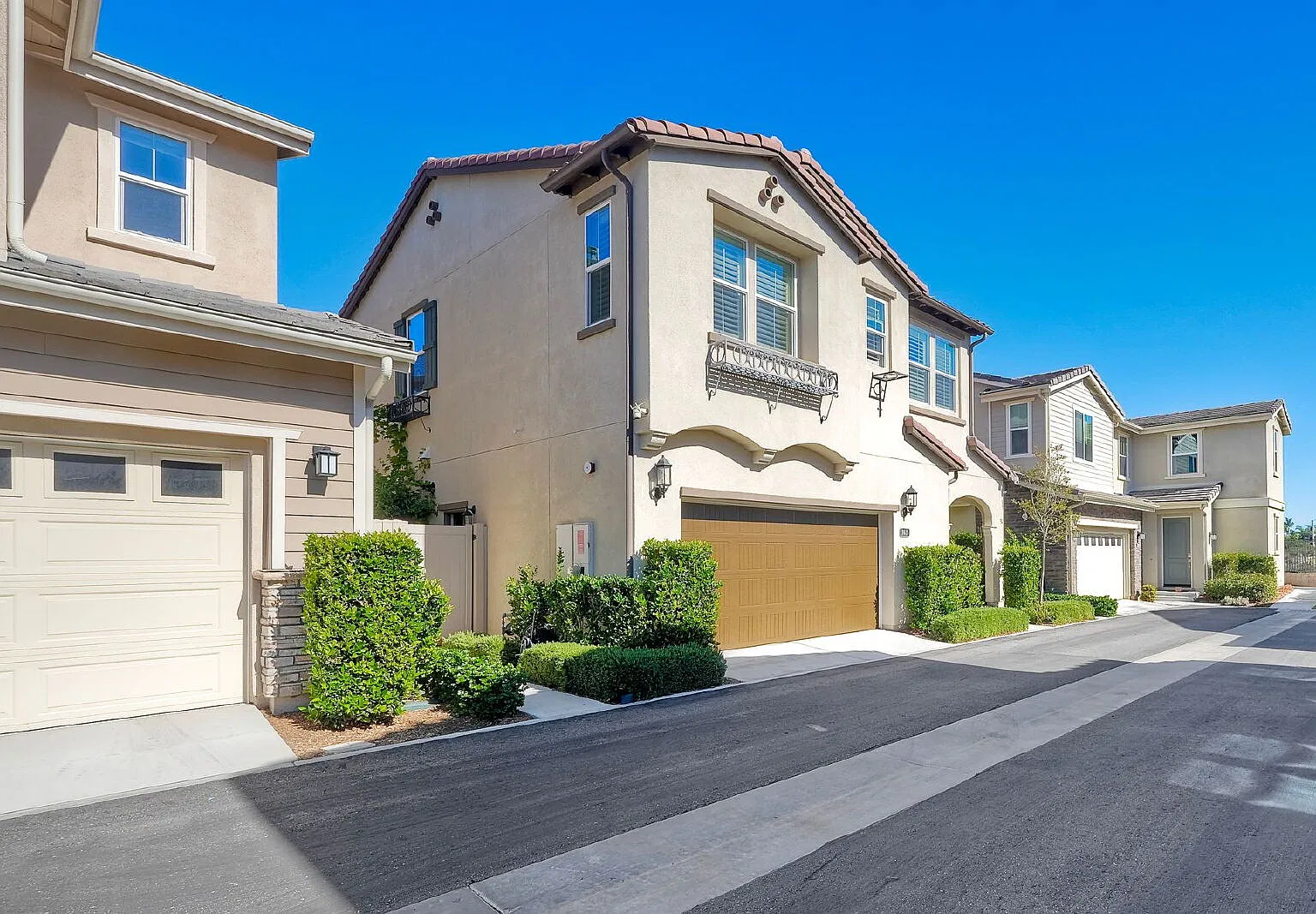 3 bed, 2.5 bath, 2048 sqft, $5,900 — Photo 2