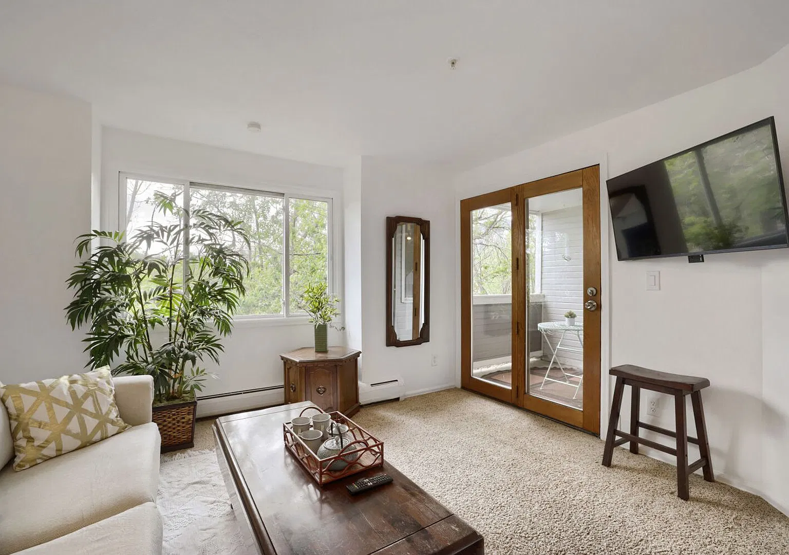 Walkable Bliss: Your Cozy Pearl Street Retreat — Photo 1