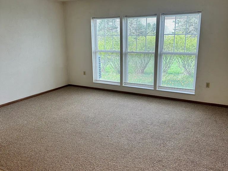 276 Kelly Blvd — Photo 10