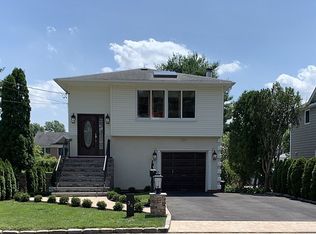 34 Sherrard St, Roslyn Heights, NY 11577
