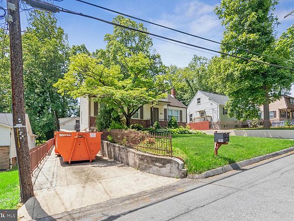 3rd image of 701 Rosemere Ave