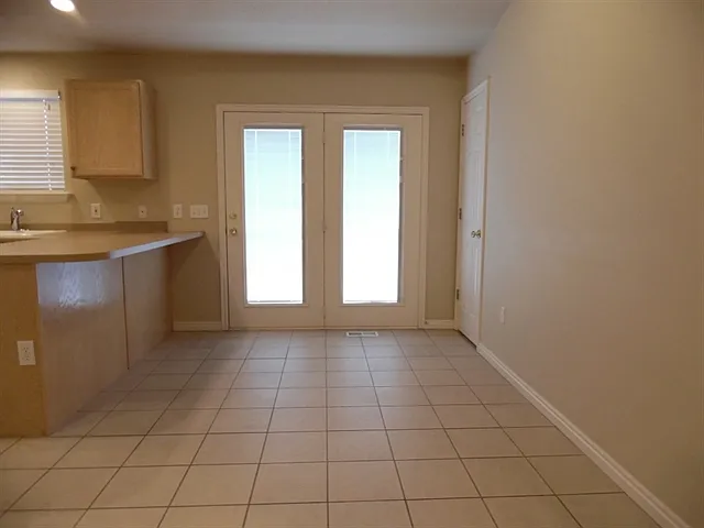 5 bed, 3.0 bath, 2420 sqft, $2,795 — Photo 4