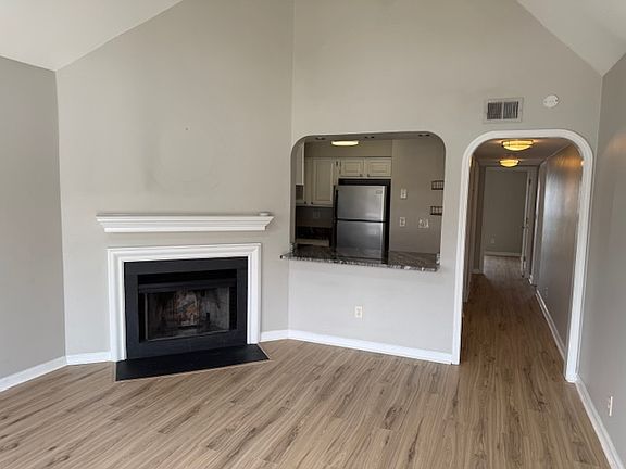 2nd image of 3204 W End Cir