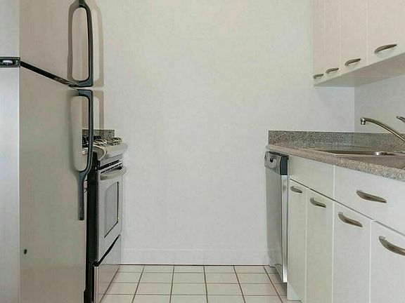 3rd image of 150 E 44th St APT 12A