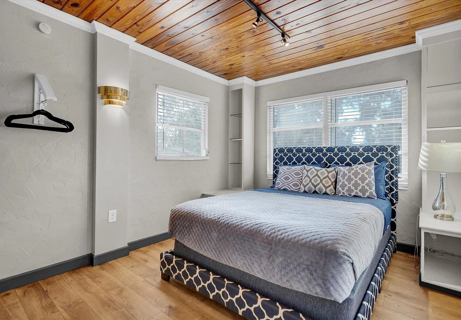 4 bed, 1.0 bath, $975 — Photo 2