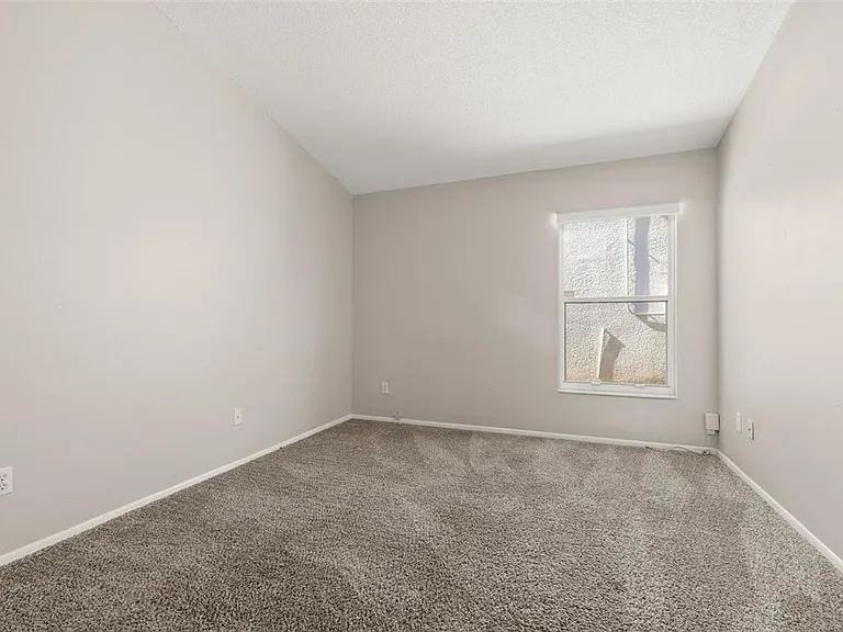 551 Castlemain Cir — Photo 10