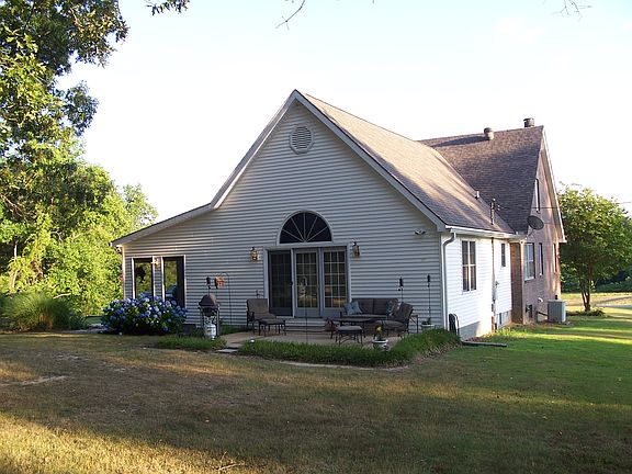 2nd image of 310 Tim Henderson Ln