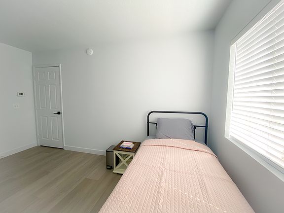 Clean and cozy furnished room.