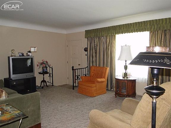 3rd image of 2173 Briar Ln