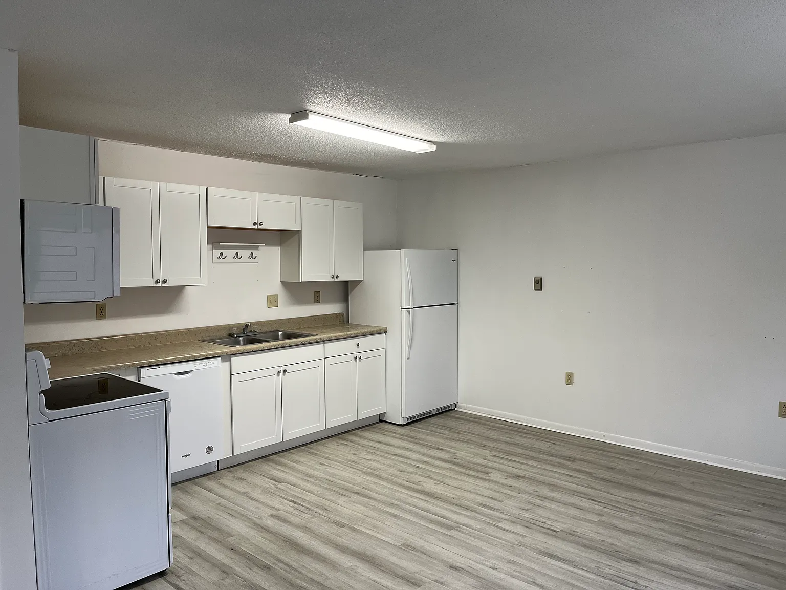 1468 Rock Cliff Dr — Photo 4