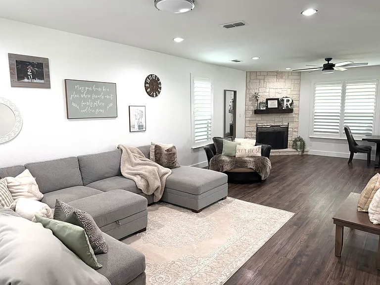 9033 Blackstone Dr — Photo 2