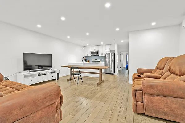 Rented by Hillel Realty Group | media 2