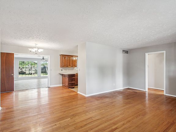 3rd image of 309 Sherri Ln