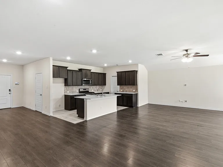 415 Boston Rd — Photo 5