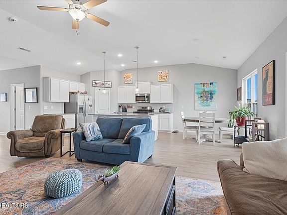 5th image of 214 Clover Meadow Ln