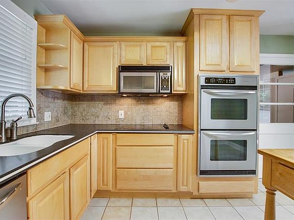 3rd image of 2819 Shady Valley Dr