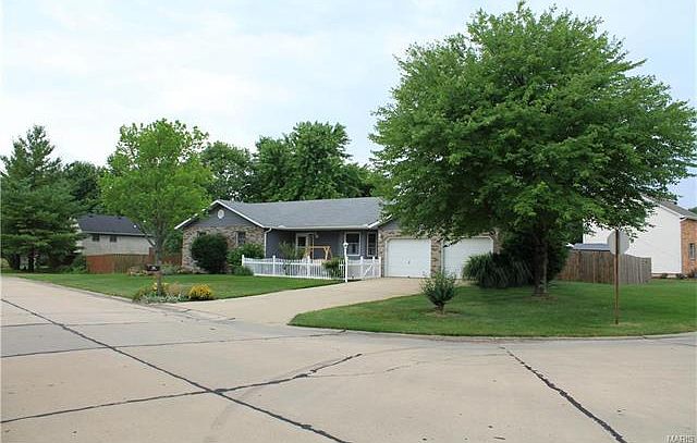 1st image of 821 Daniel Dr