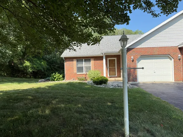 1 Red Maple Ln, Halfmoon, NY 12065