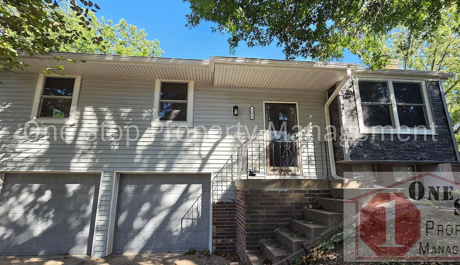 Beautifully Updated 3 Bedroom 2 bathroom Home in Blue Springs!! — Photo 1