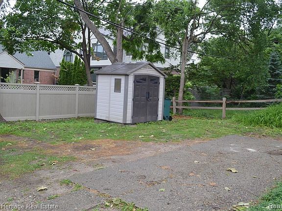 3rd image of 878 W Lincoln St