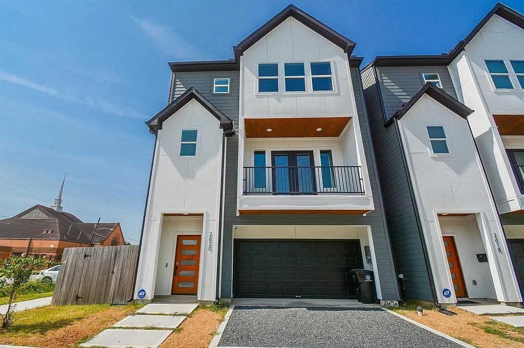 3 bed, 3.5 bath, 2145 sqft, $2,995 — Photo 1