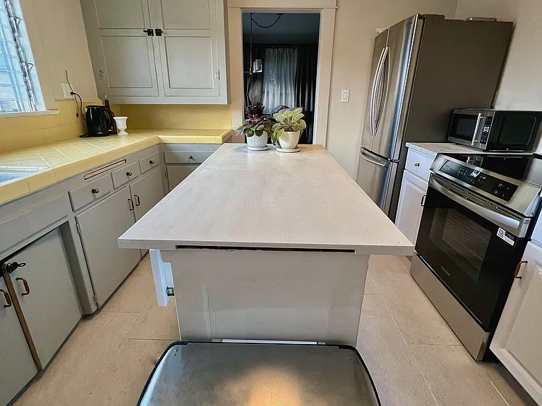 1118 N Hoover St — Photo 14