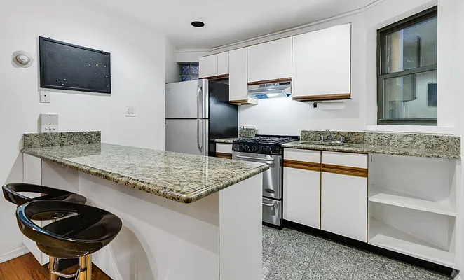 Rented by Batra Group Inc | media 8