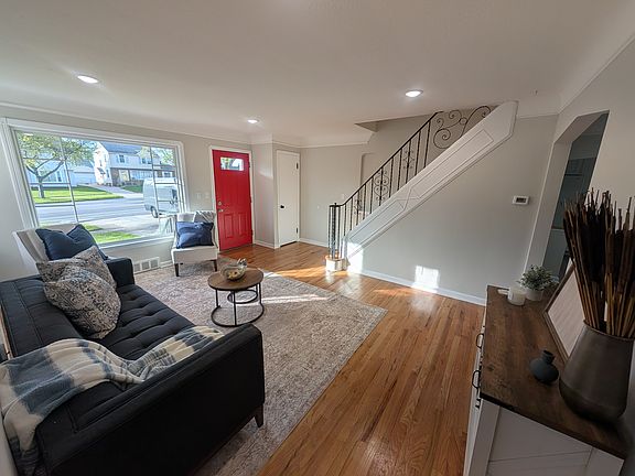 Living Room
New Canless Lights
Hardwood Floors Fully Restored