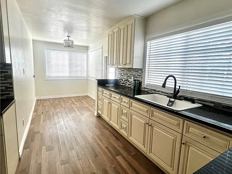 2149 Greenfield Ave — Photo 3