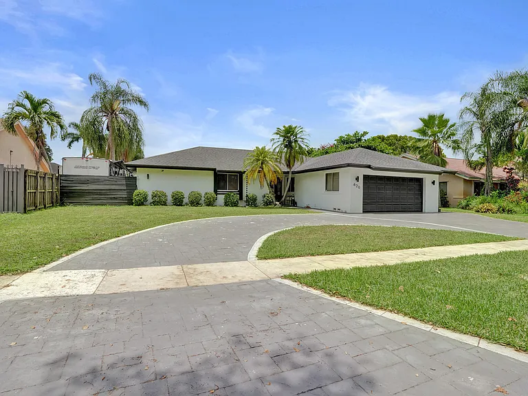 620 SW 100th Ave — Photo 3