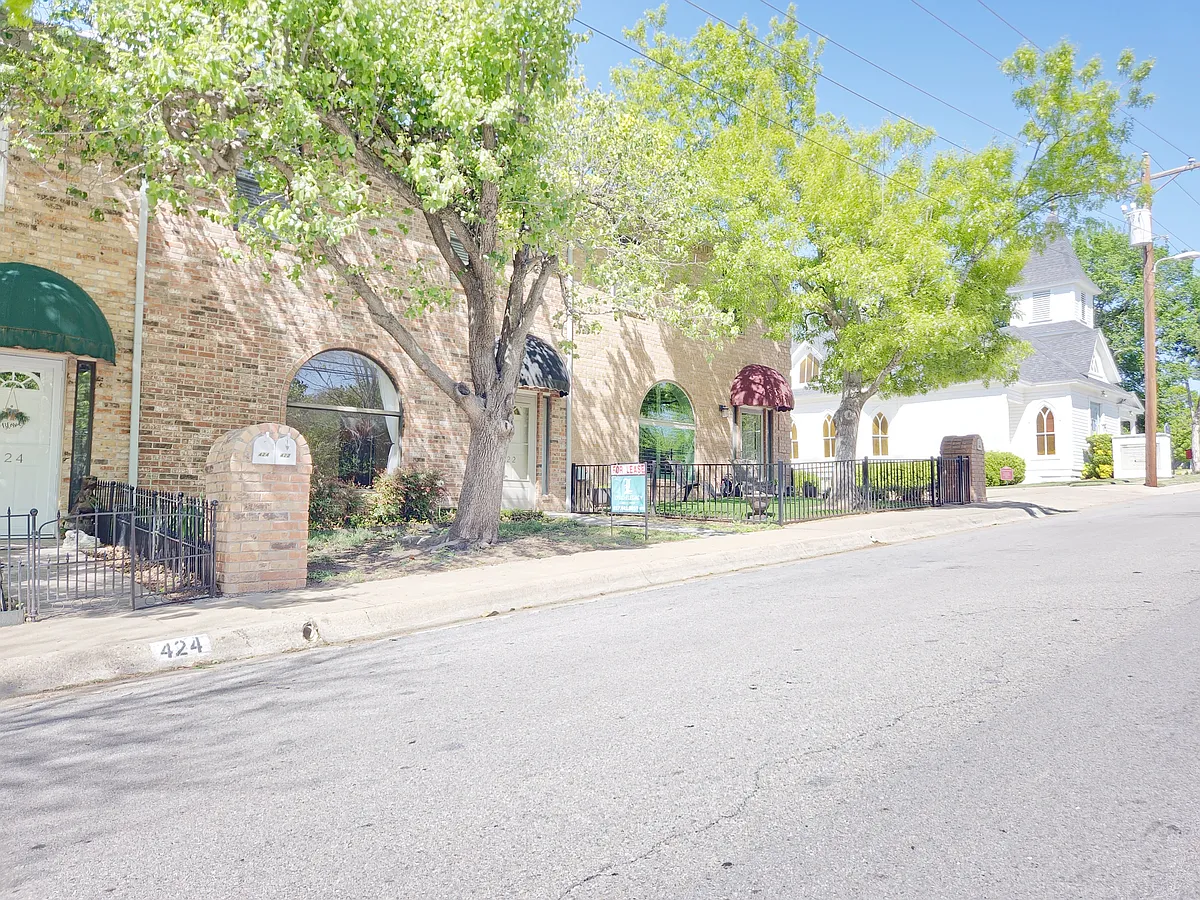 Front of home with street view - 422 W Oak St