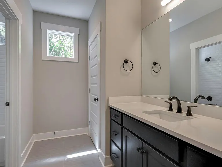 1112 Walsh St #B — Photo 28