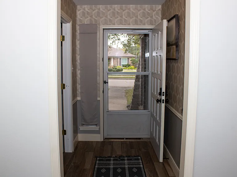 11715 Brighton Ln — Photo 3