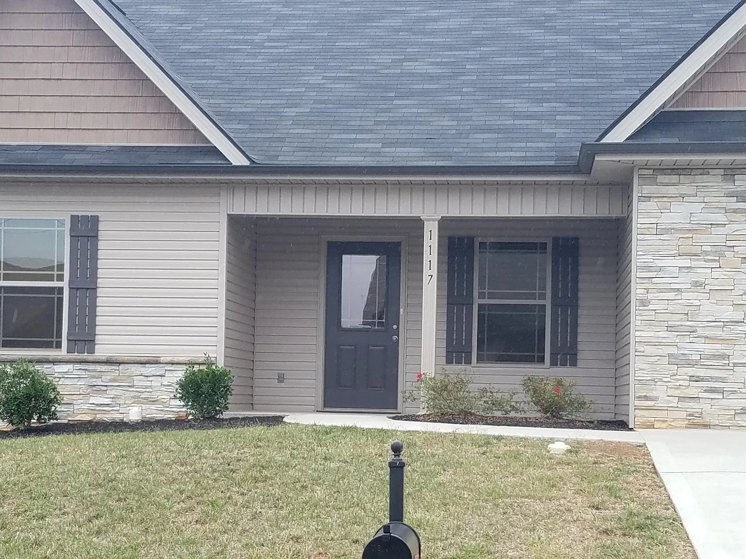 4 bed, 1945 sqft, $4,500 — Photo 2