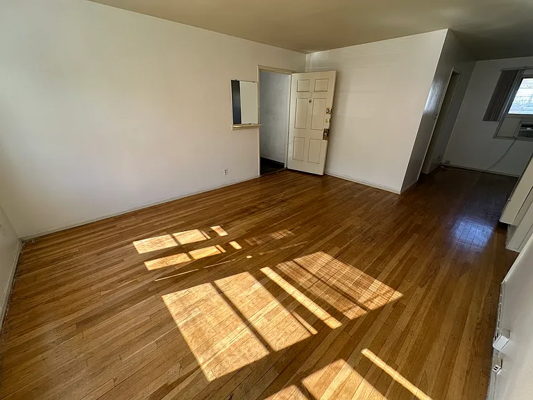 Silverlake Garden Apartments — Photo 45