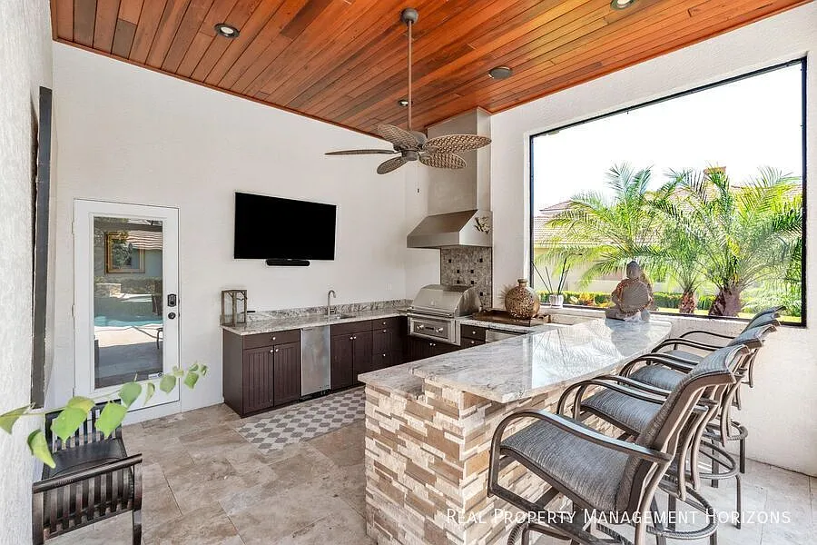 Stunning Country Club 5 Bed 3.5 Bath Residence — Photo 4