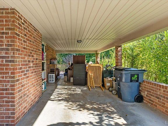 4th image of 285 Mountain Peak Dr